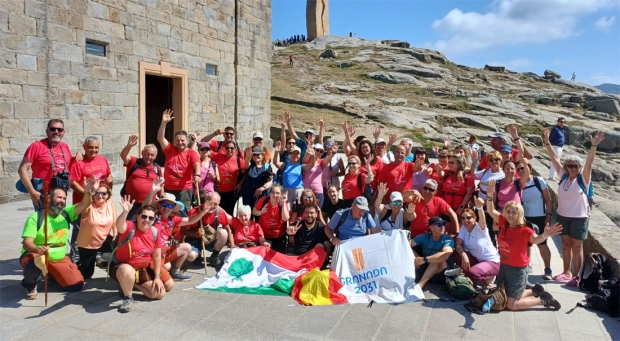El grupo junto al Santuario de la Virgen de la Barca en Muxía (J. MILENA)