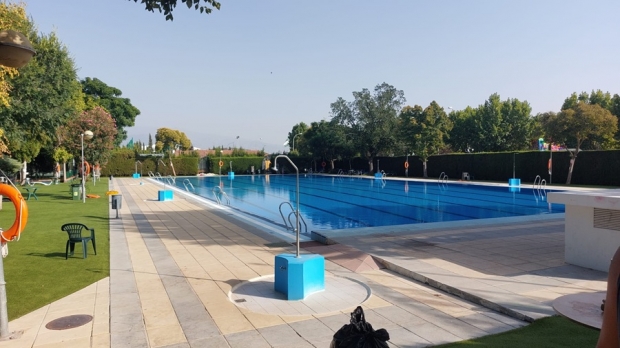 Imagen de la piscina cerrada al público esta tarde tras el suceso 