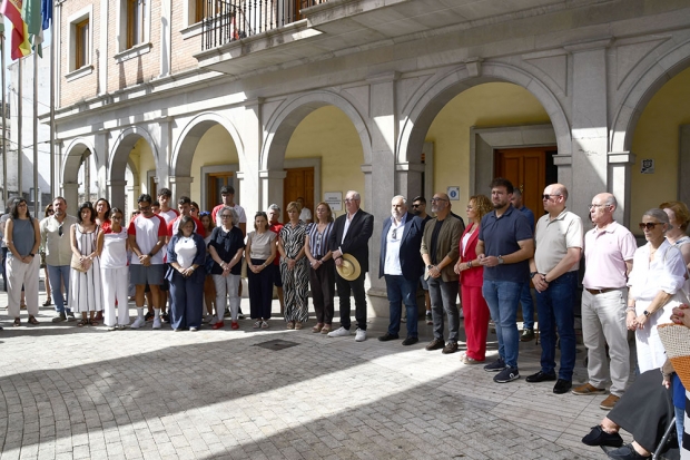 Minuto de silencio por el fallecimiento de un joven en la piscina municipal 