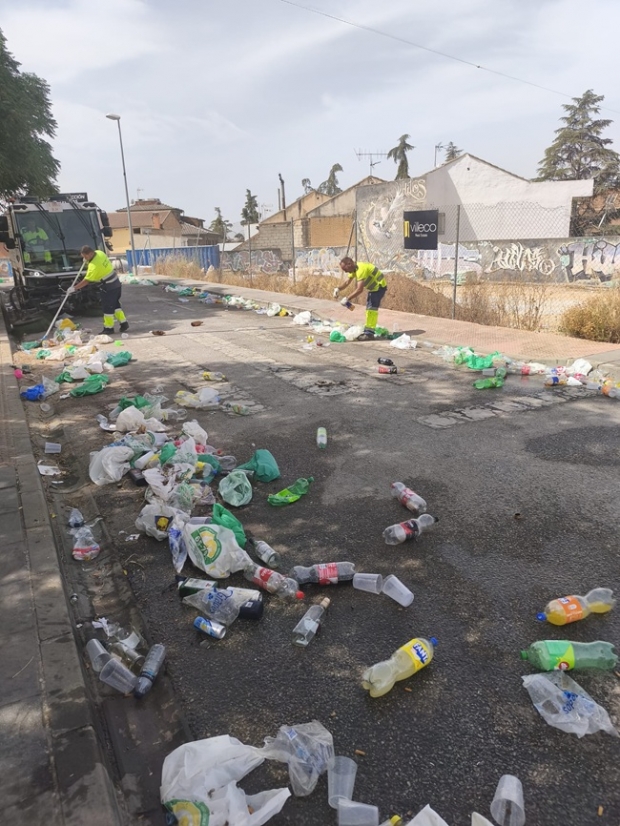 Operarios limpiando tras una de las jornadas de fiestas