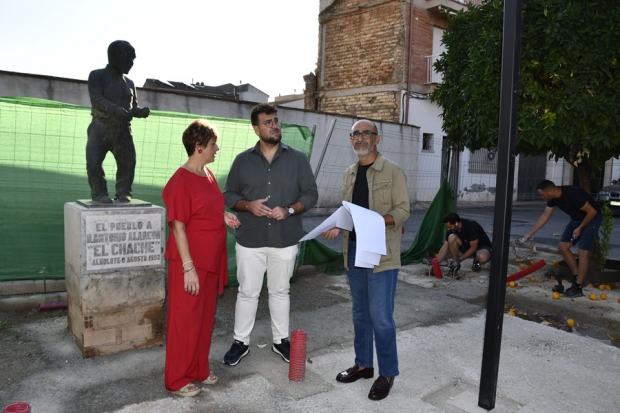 EL alcalde junto a los concejales de Contratación y Medio Ambiente visitan las obras de la plaza de los Naranjos 