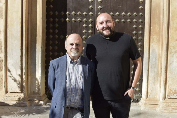 Juan Carlos Navarro y Antonio Jesús Guzmán, posan a las puertas de la Iglesia de la Encarnación de Albolote.