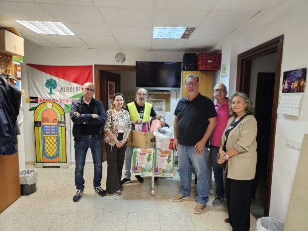 Entrega del material escolar a la asociación José Guardia 